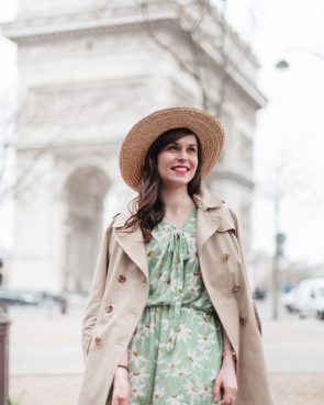En robe Fleurie à l&rsquo;Arc de Triomphe - Daphné Moreau