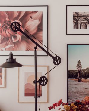 Comment créer un mur de cadres photos (sans faire de trou au mur) - Daphné Moreau